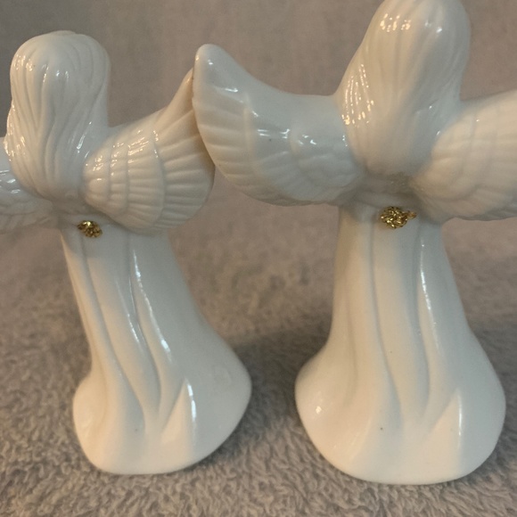 2 Angel figurines, 4 inches tall. - Picture 5 of 5